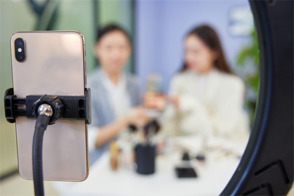 老登坚持稳和长期,小登聚焦阶段超额收益,两者都没有错